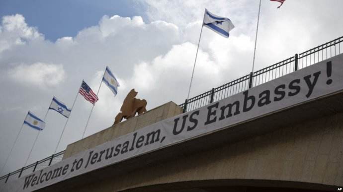 在耶路撒冷地位问题上,特朗普承认耶路撒冷为以色列首都并搬迁美国