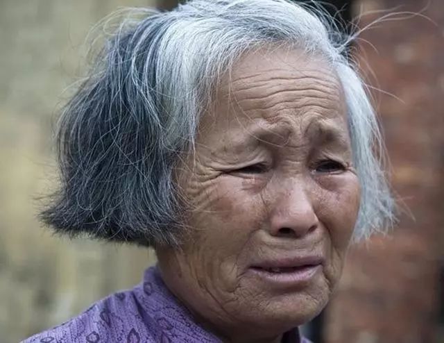 老太太培养继女读研究生继女不让她参加婚礼她去见继女却哭了
