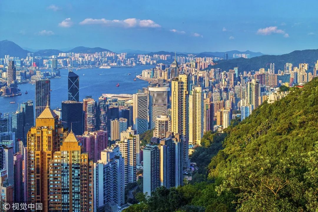 古称香炉峰,海拔554米,是香港岛的最高峰.