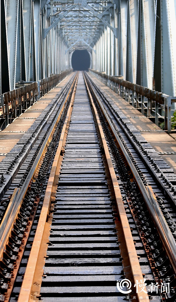建于1970年的嘉陵江铁路钢梁大桥由铁道兵修建,受施工技术限制,横跨