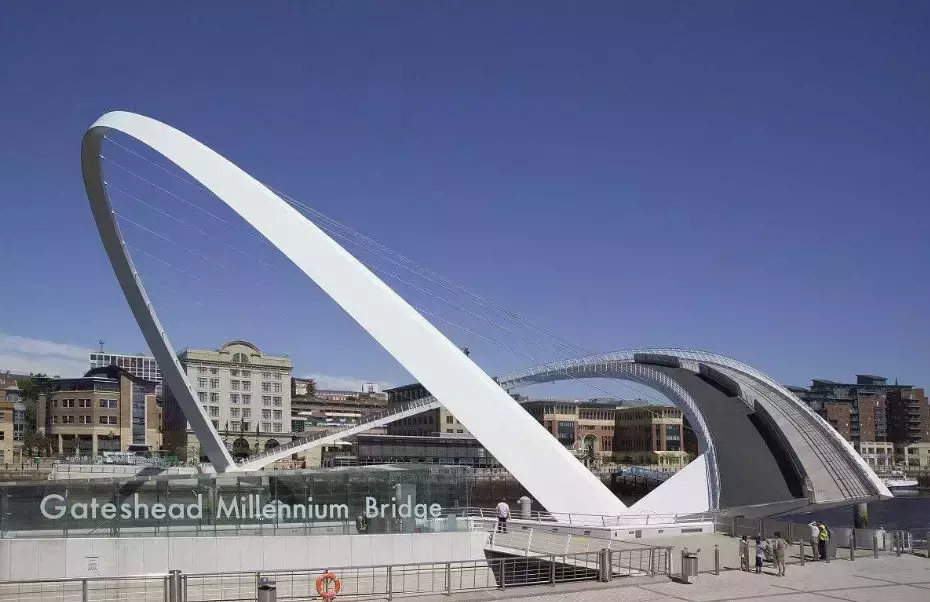 伦敦折叠滚桥又称翻滚桥,位于英国伦敦的帕丁顿,架在伦敦大联盟运河上