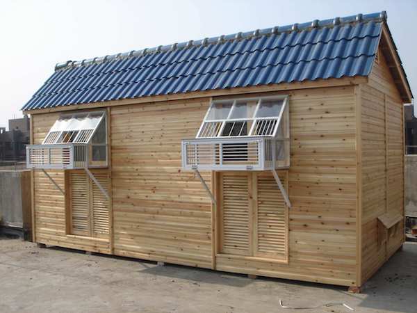 李艳玲带人来到鸽子孵化房参观,只见孵化房内放着数十台木板外壳的