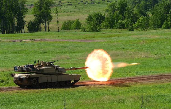 一炮轰穿10层钢板,网友:穿甲能力堪比电磁炮