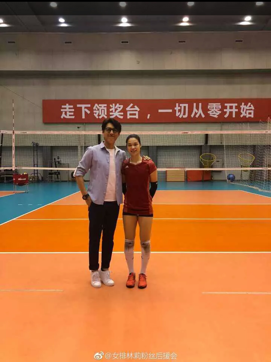 靳东和女排合影,他的这个动作我能笑一年!
