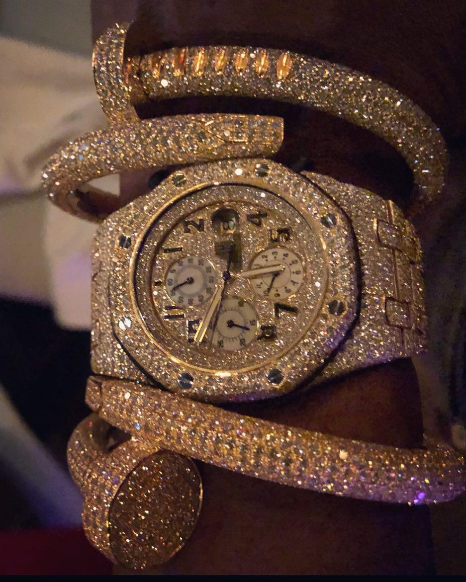 炫富!梅威瑟向社交媒体展示他新镶钻的手表,让网友羡煞不已