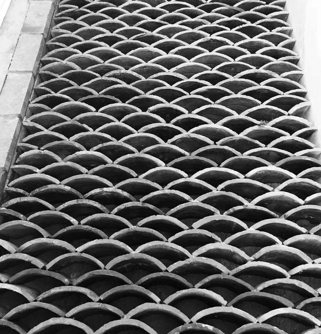 用小青瓦做花池 一片片错叠的瓦片像是连绵的水波