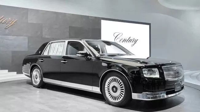 雅科仕捷克总统的座驾是一辆斯柯达速派,看起来很亲民,其实也是支持本