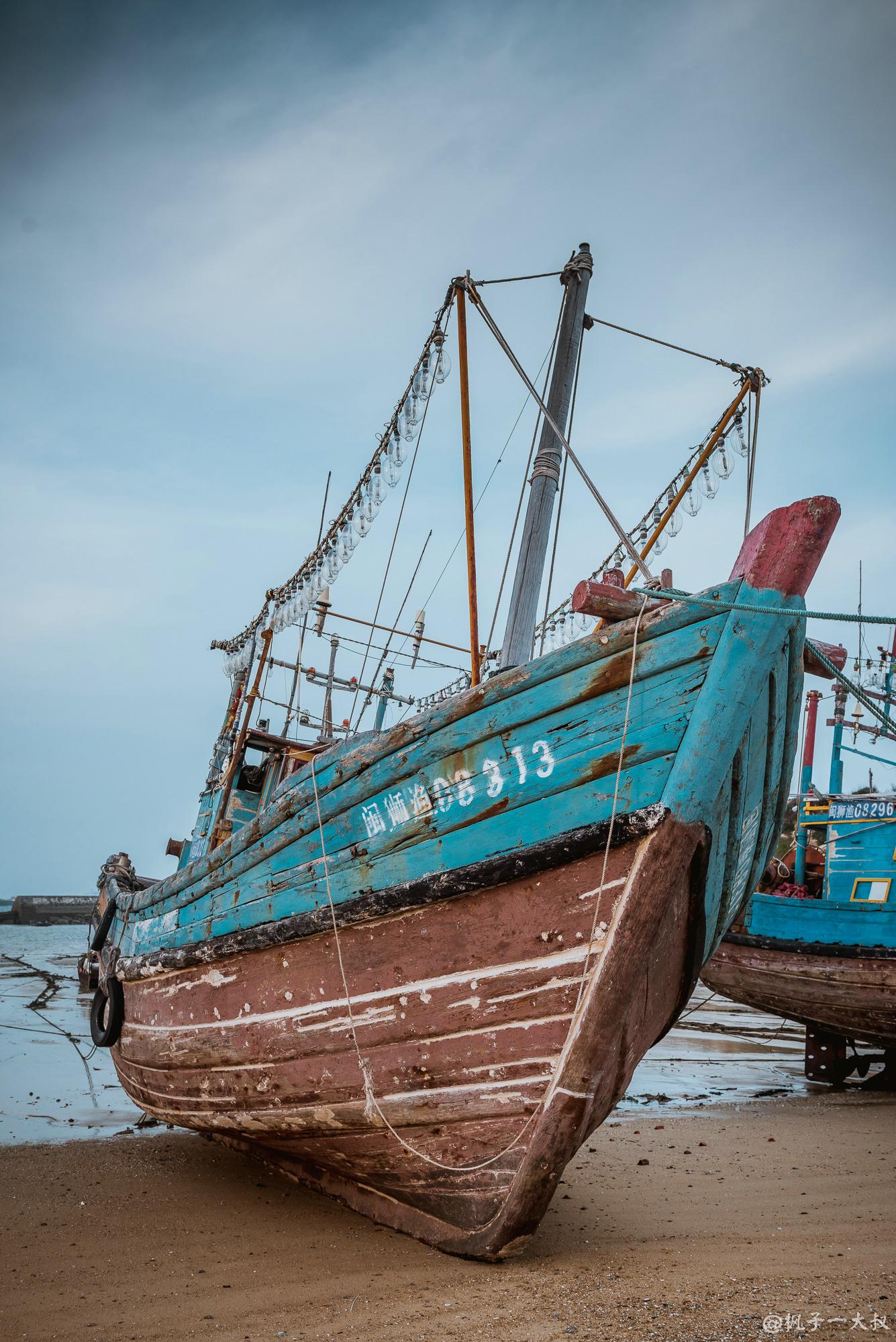 你猜藏着什么名堂,木船上挂满几千瓦的大功率灯泡,竟不是照明用