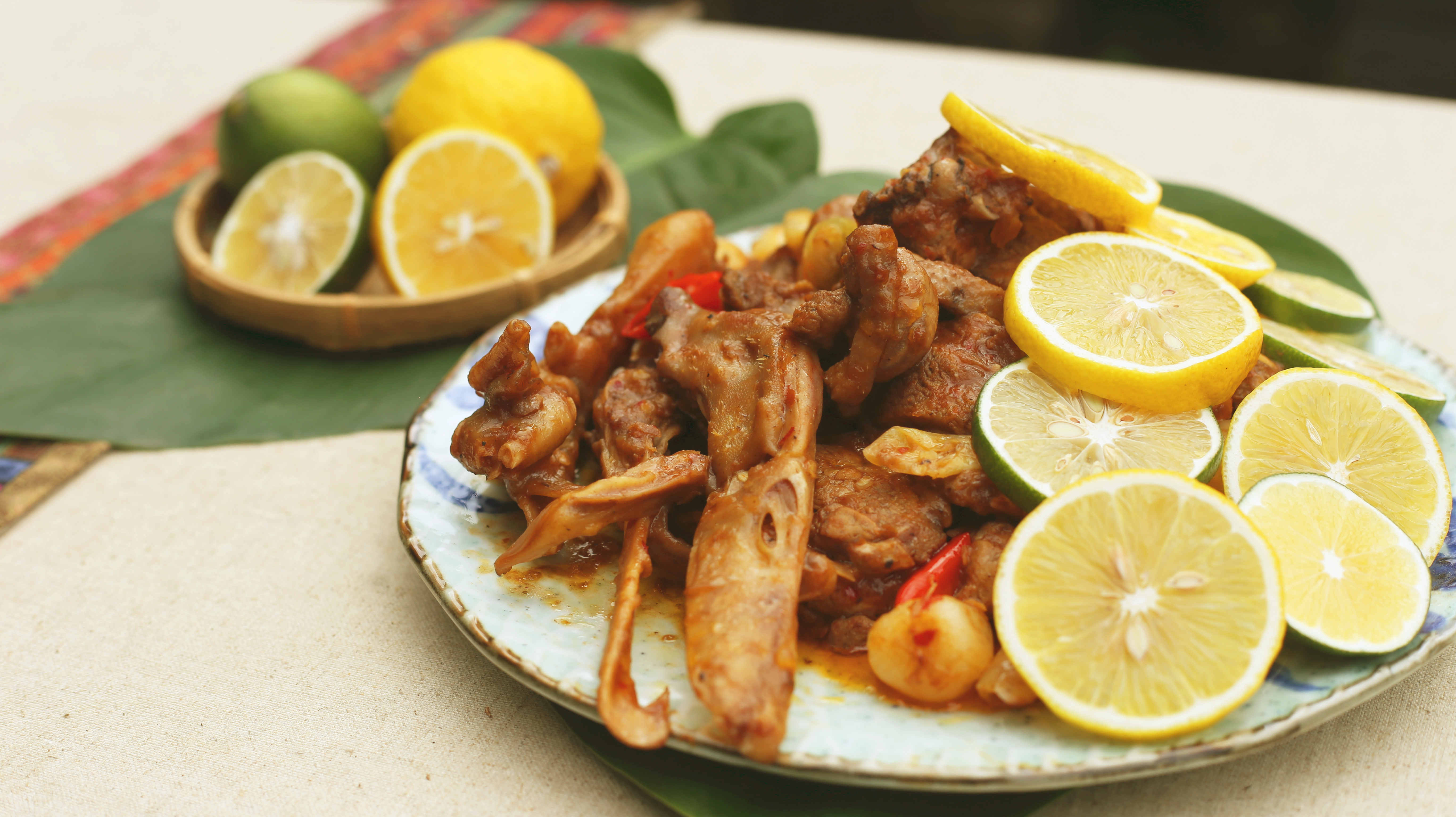 白切柠檬鸭和生炒柠檬鸭所用的配料基本相同,但是不一样的烹调方法