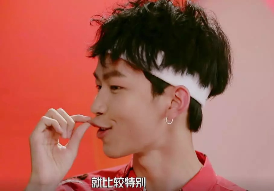 但现在脱掉发带和大红大绿的衣服之后,斯外戈居然不像小夫了,反而清清