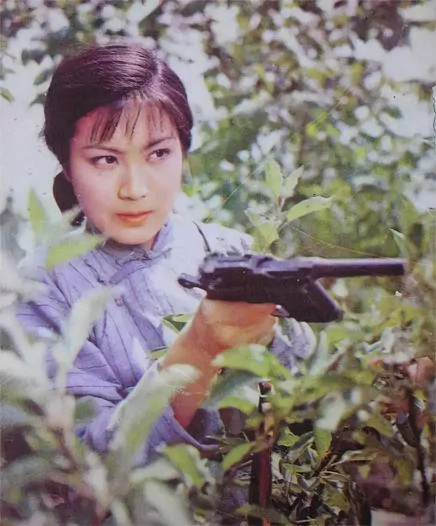 1980年,在长春电影制片厂的《丹凤朝阳》里面饰演女主角卢文凤.