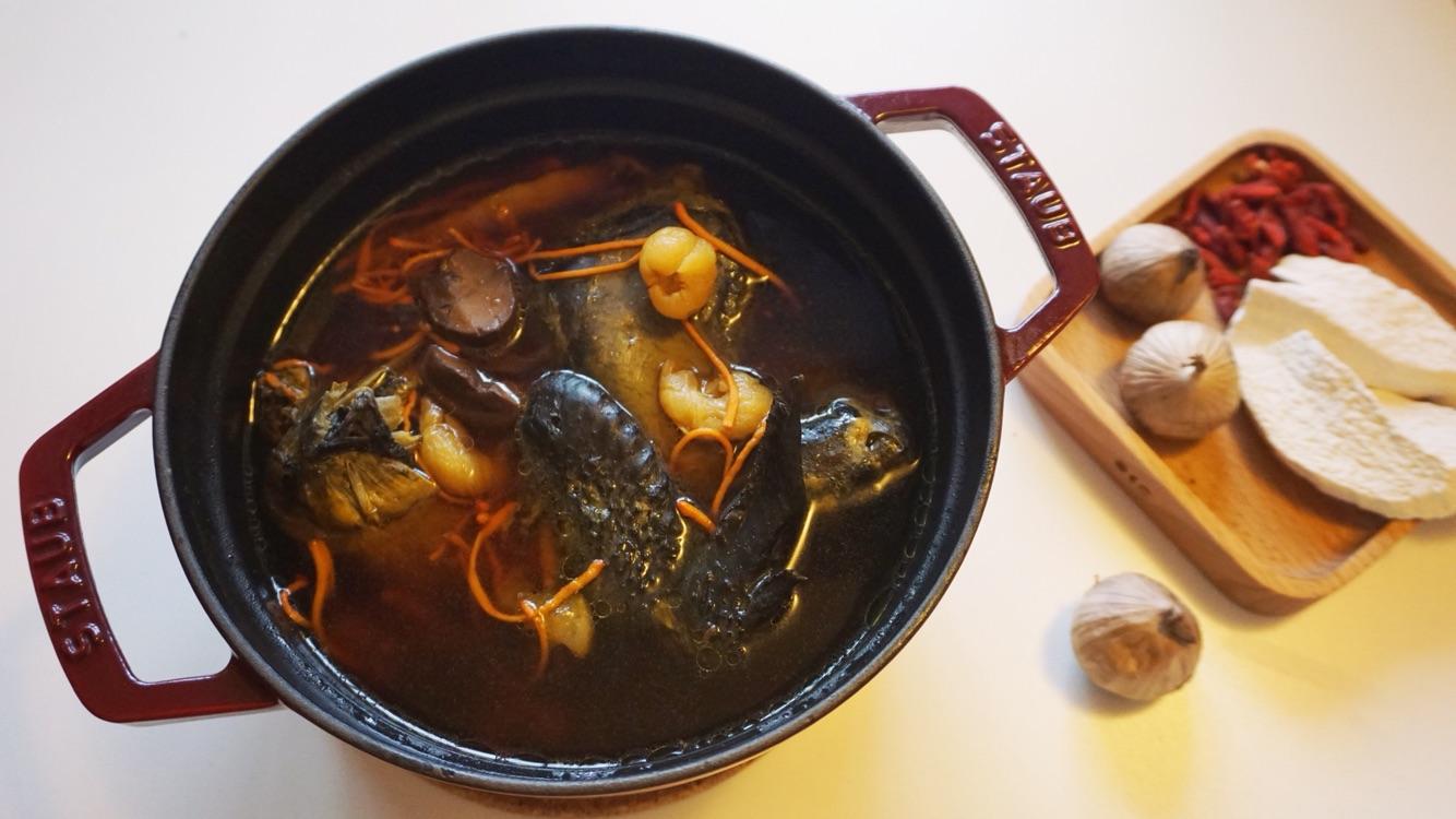 外观漆黑的黑蒜,竟是酸甜可口又健康