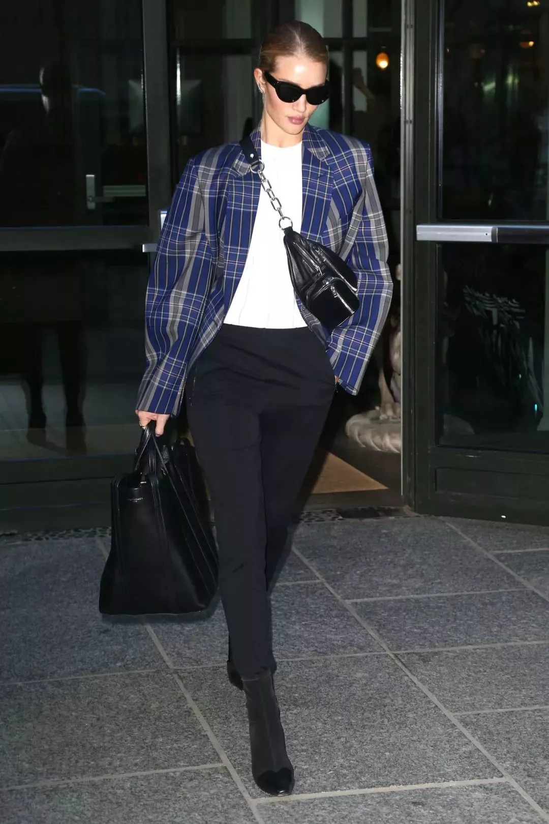 超模 rosie 穿着蓝色格纹外套,搭配小黑裤,再加一副黑墨镜,这气场
