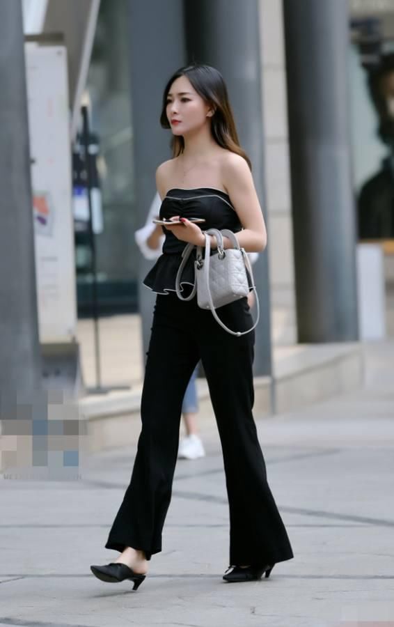 街拍:镜头下的小妖精,秀外慧中,真是一双大白腿能让我玩三天__凤凰网