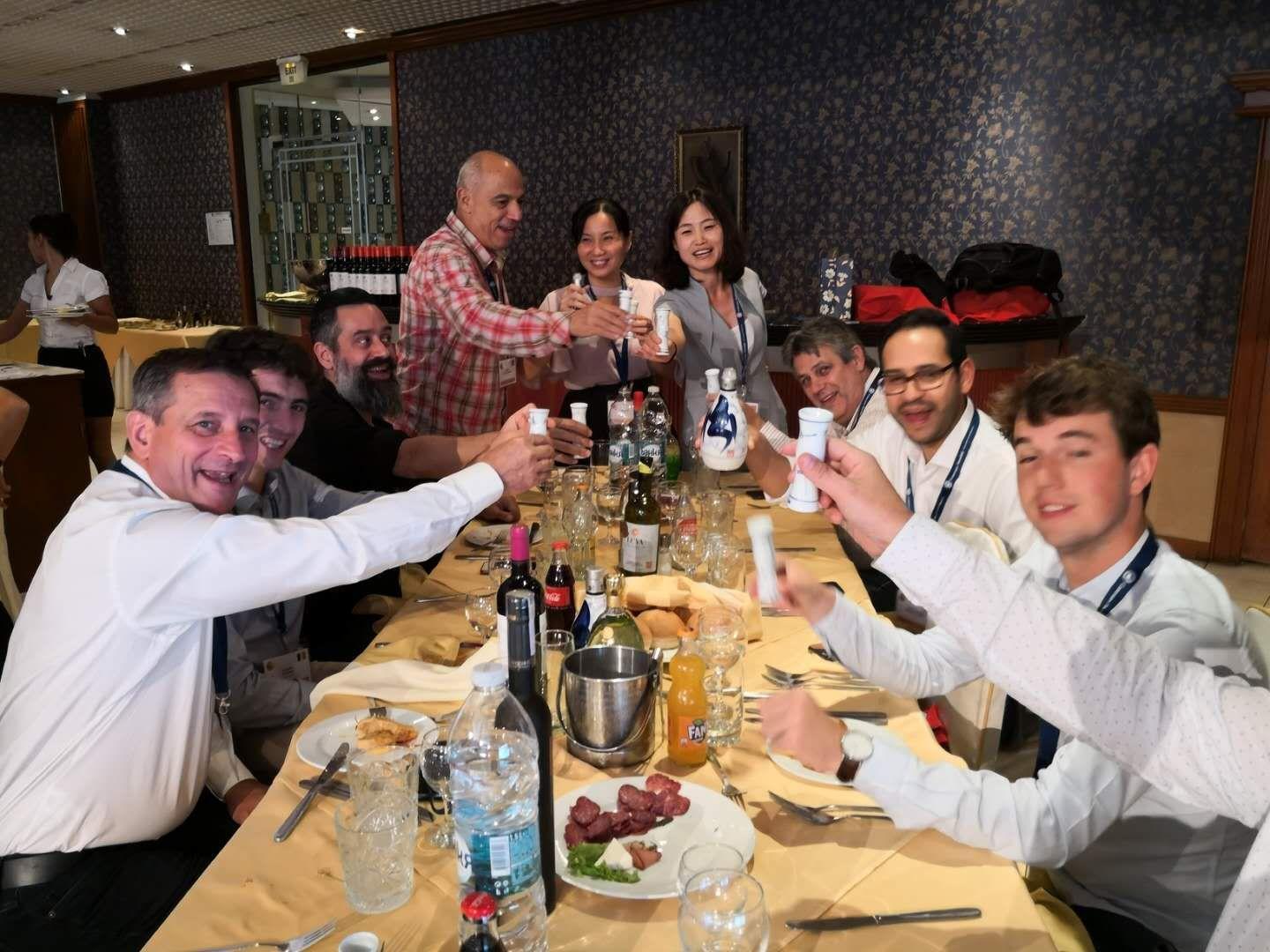 老外对瓶吹白酒,国际评委对青花汾酒又爱"又恨"