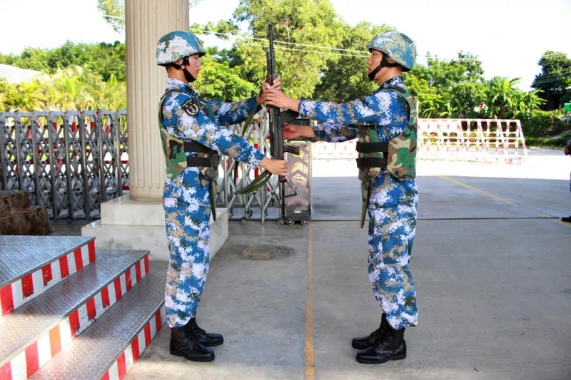 我是机场警卫兵,这是我的名片