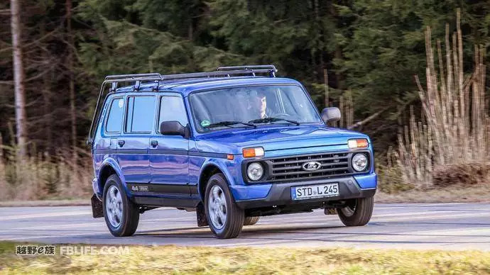 与吉姆尼肩并肩的战斗民族小萌物——拉达 4X4_凤凰网汽车_凤凰网