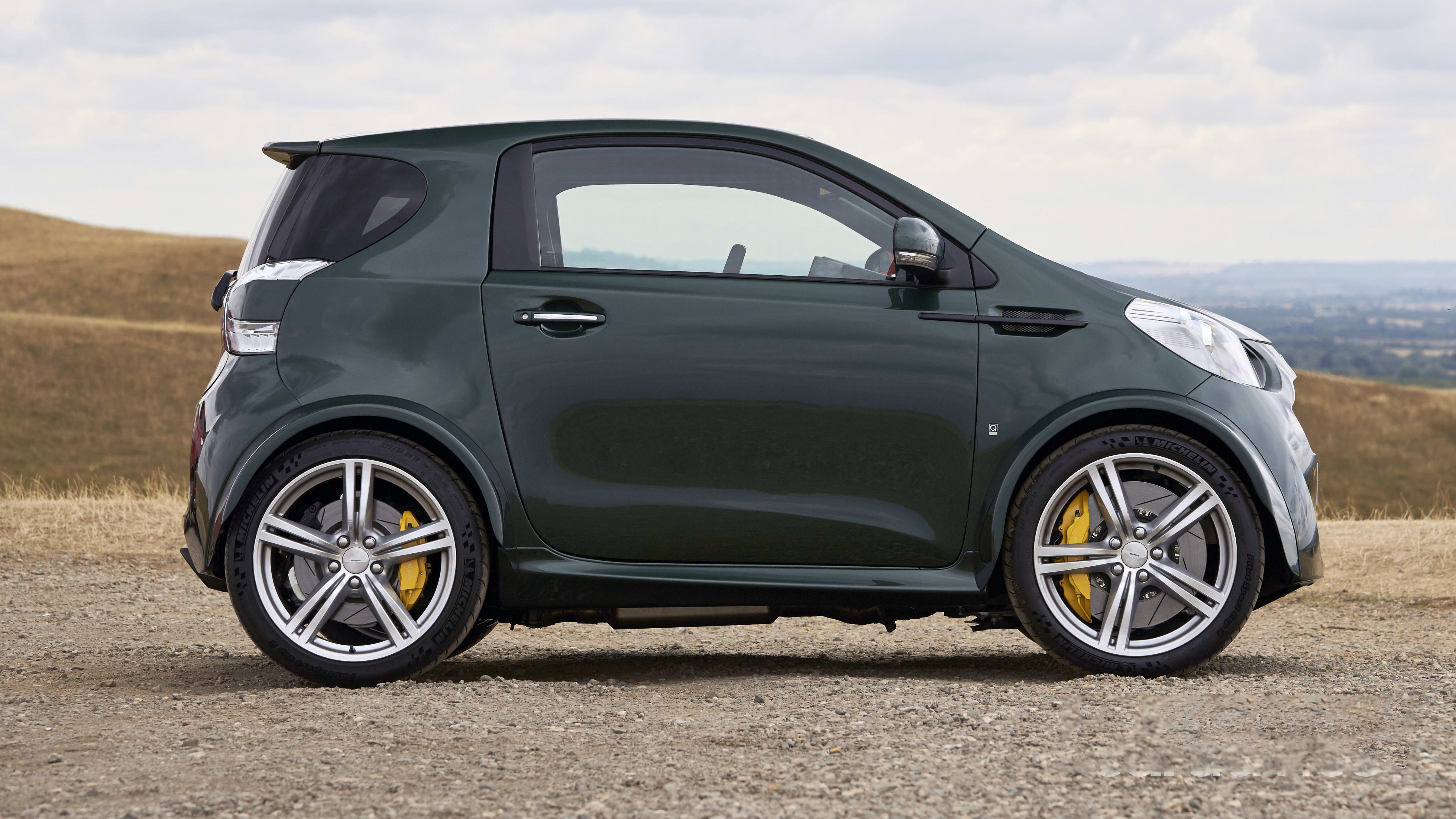 阿斯顿马丁怕不是疯了—小型车上塞下一台v8