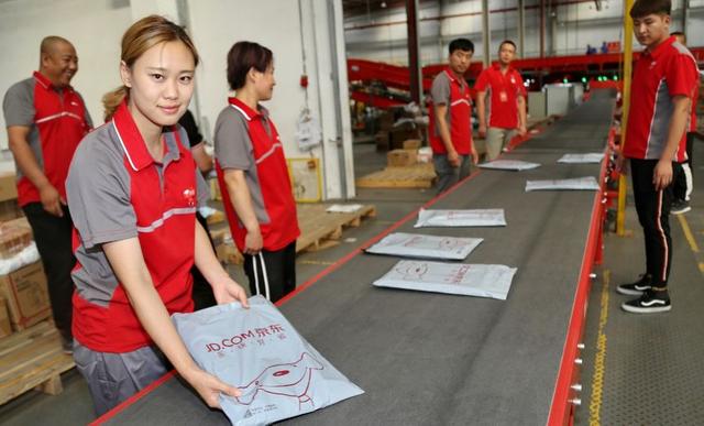 我为"哈马"送快递,京东小哥全城派送八千余份选手参赛包__凤凰网