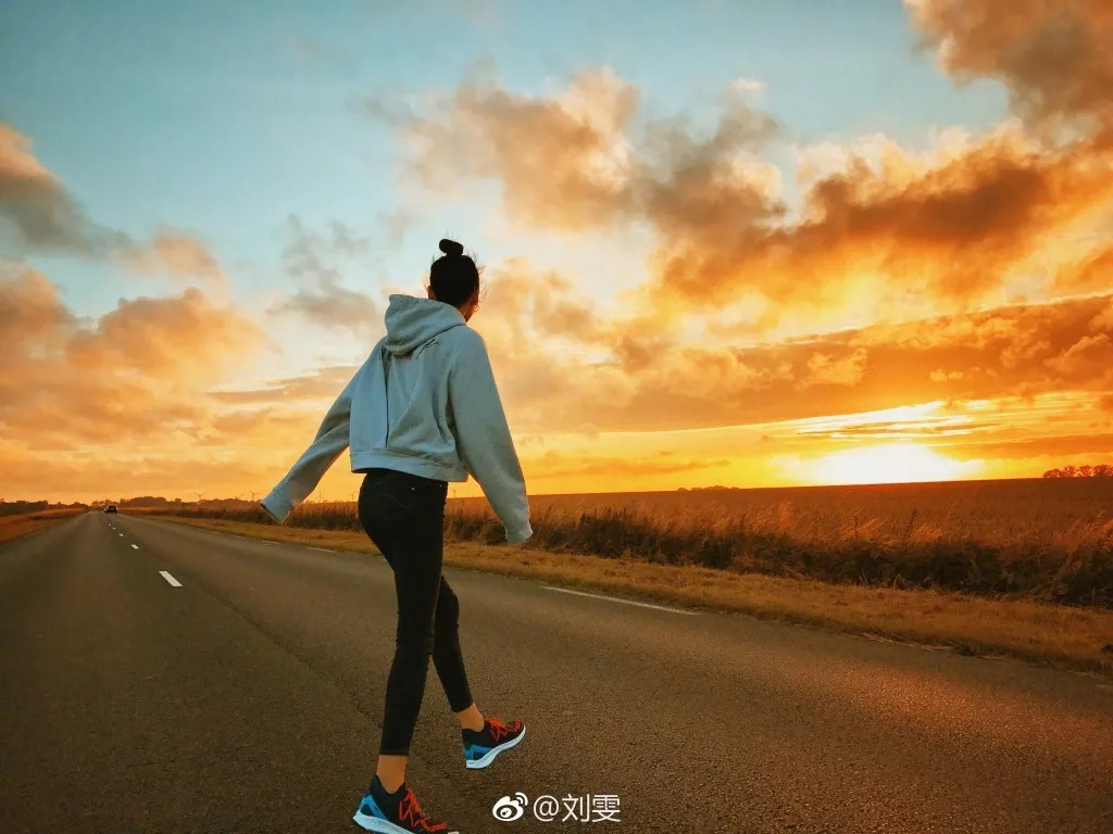 刘雯的隐藏身份竟然是"旅行穿搭博主",靠着一件t恤 长裤走天下的大表