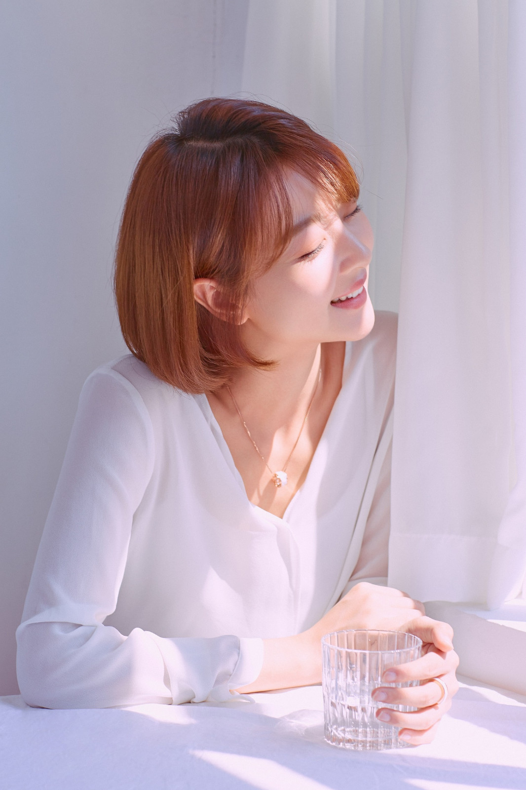 秦鸣悦写真曝光上演"粉红效应" 简约清新俏皮灵动