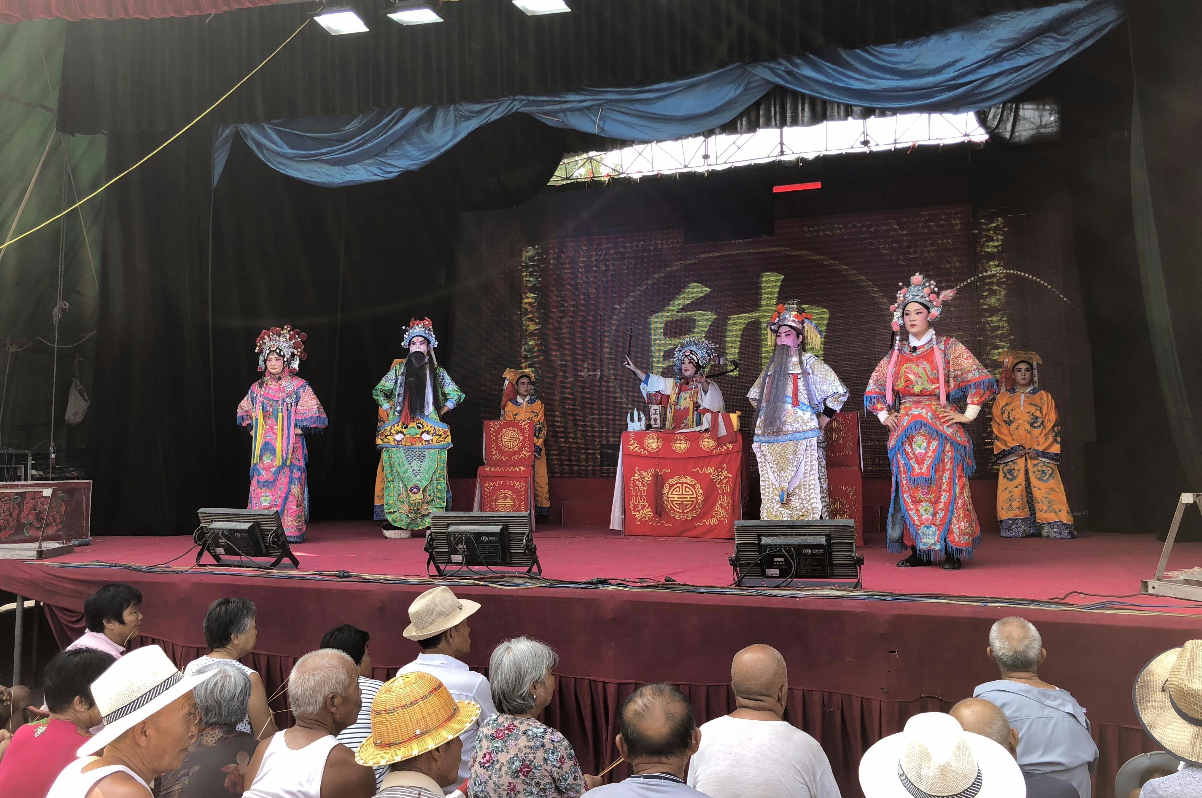 农村搭台唱大戏,现场人山人海,谁知道这是什么戏?