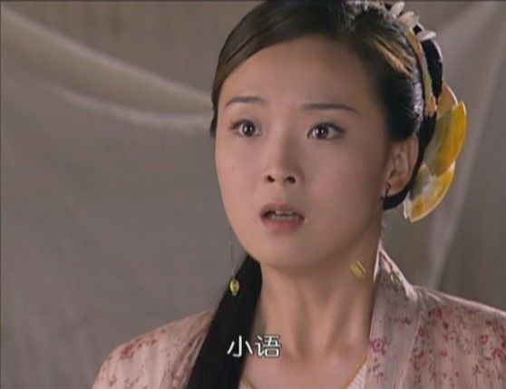 《七武士》中王艳扮演花解语,穿着白色印花裙很是淡雅秀气,梳着一条歪