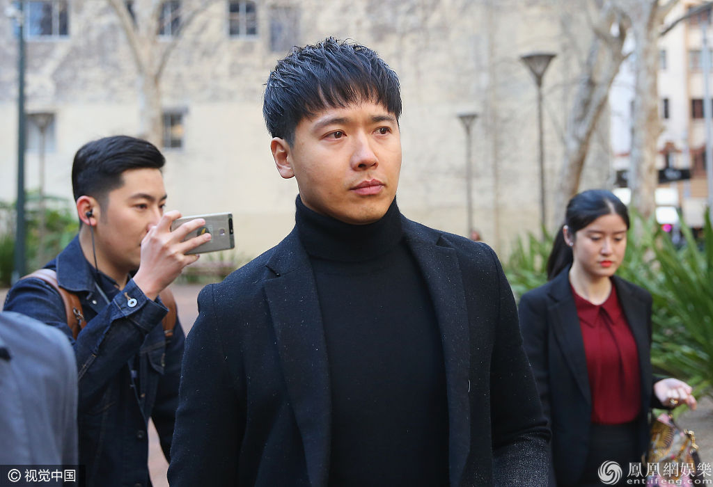 高云翔抵达悉尼获保镖护驾 脸颊发福眼微红状态低迷