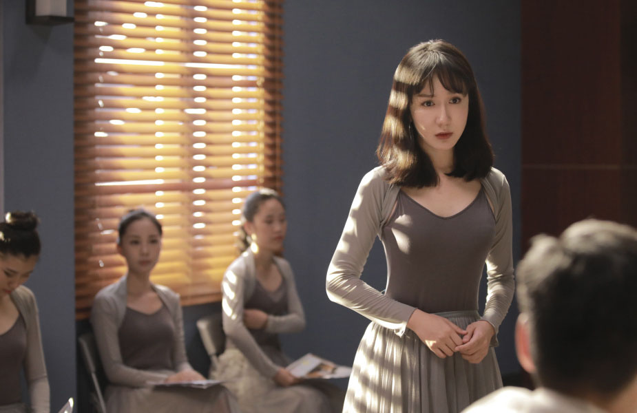 娄艺潇的歌很好听,听了再听那种,人也很美,穿上舞蹈练功服,很有感觉