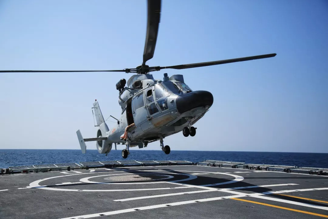 航渡期间,黄山舰与舰载直升机加强舰机协同训练,持续提升应急处置能力