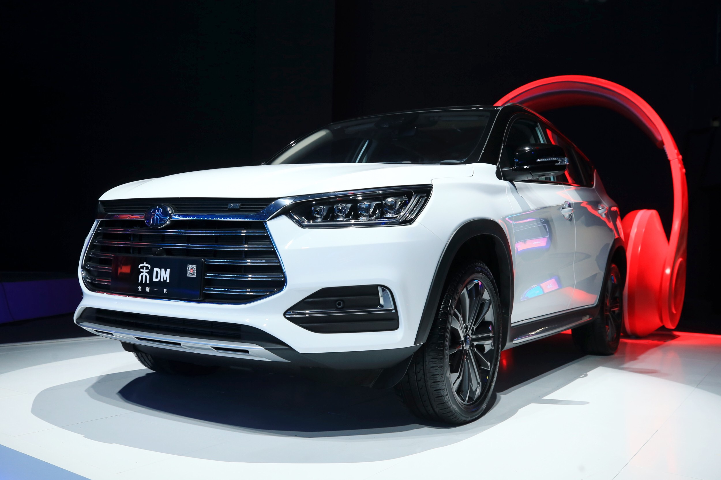 比亚迪全新一代宋覆盖传统及新能源市场售价798万至2199万元