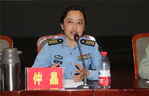 她从气象预报员成长为著名军事专家,毕业留校就授课将军们都称赞