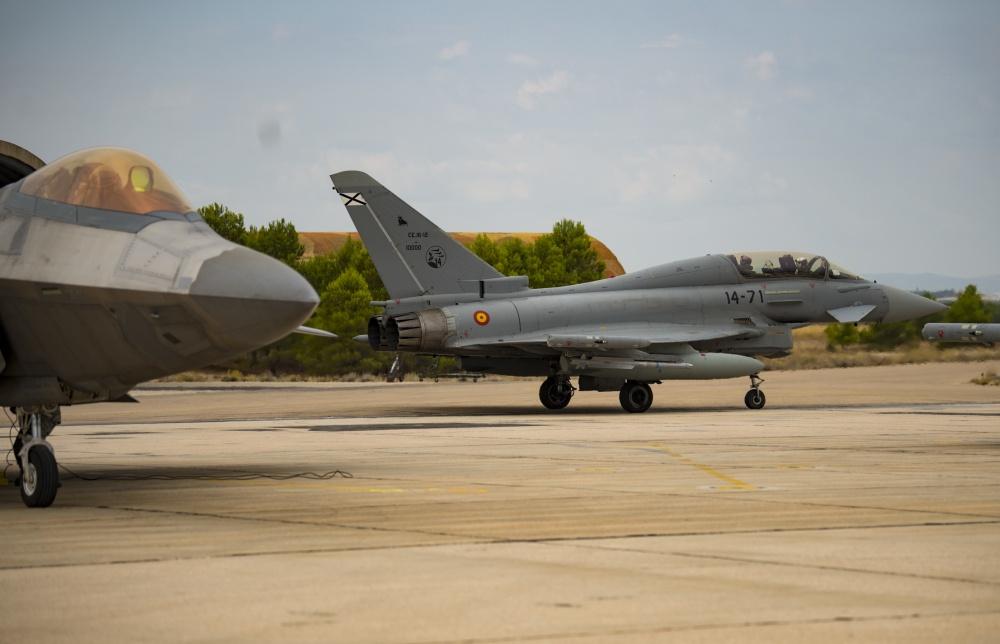 美國空軍第95戰鬥機中隊f-22戰機部署歐洲與多國進行聯合訓練