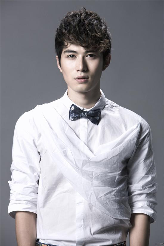 陈学冬躲桌下哭 谈母亲不再婚原因:怕比我爸更差