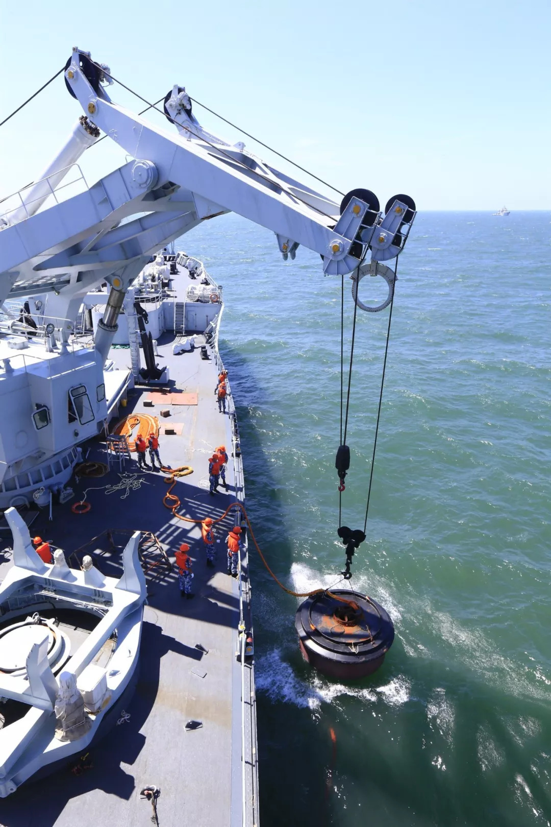 来自海军各部队的驱护舰,潜艇,援潜救生船和反潜机等多型舰机参加