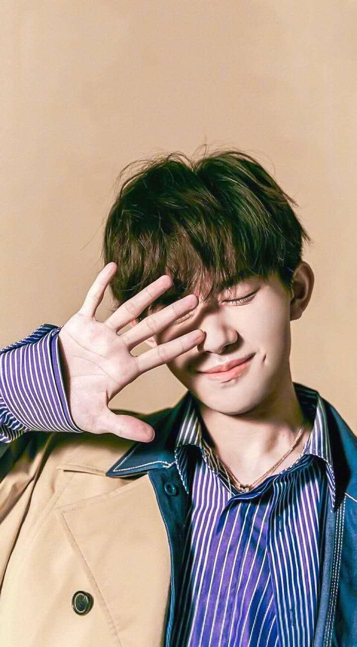 易烊千玺一张照片引发粉丝p图大战,网友:p图的世界全都是男朋友_凤凰