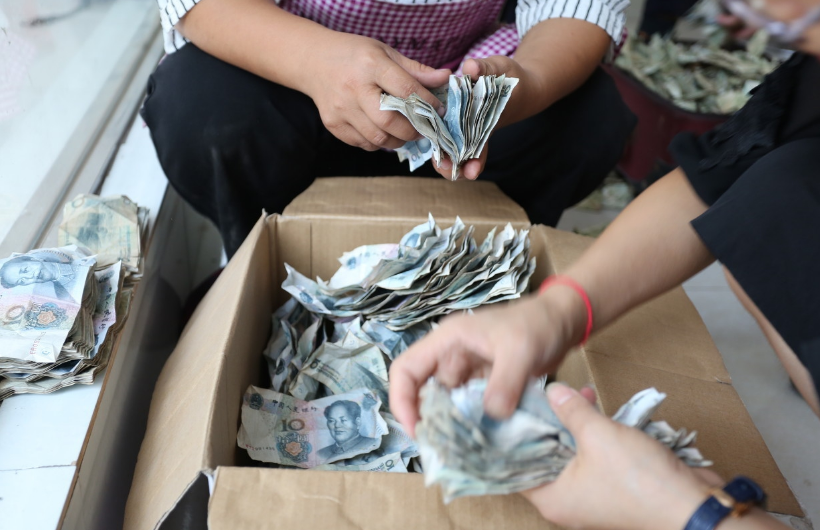 男子天天用11块钱为妻子叠"桃心" 积攒6年景功买了一台车