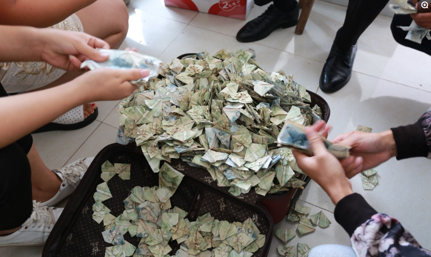 男子天天用11块钱为妻子叠"桃心" 积攒6年景功买了一台车