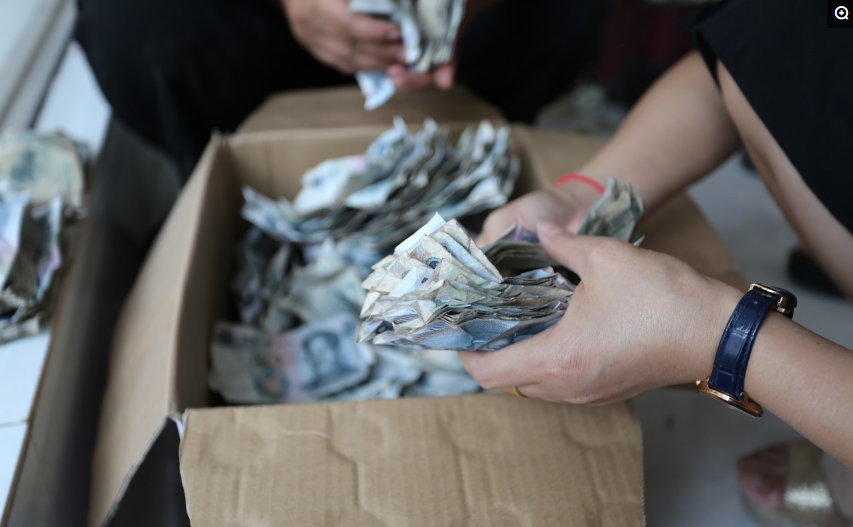 男子天天用11块钱为妻子叠"桃心" 积攒6年景功买了一台车