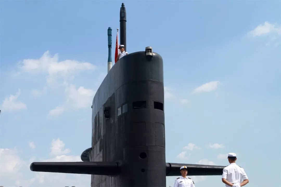 海军潜艇靠泊码头