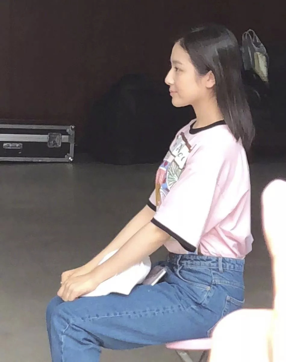 欧阳娜娜暂别演艺圈入学重拾音乐梦的学生模样超亮眼get同款元气学生