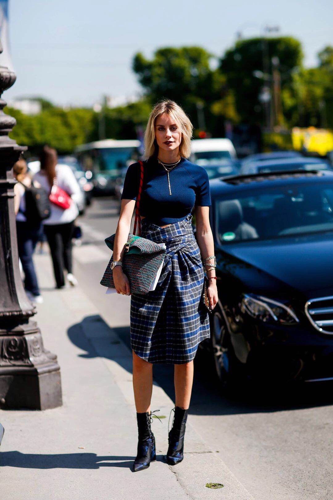 轻薄的针织衫 现在穿最好看