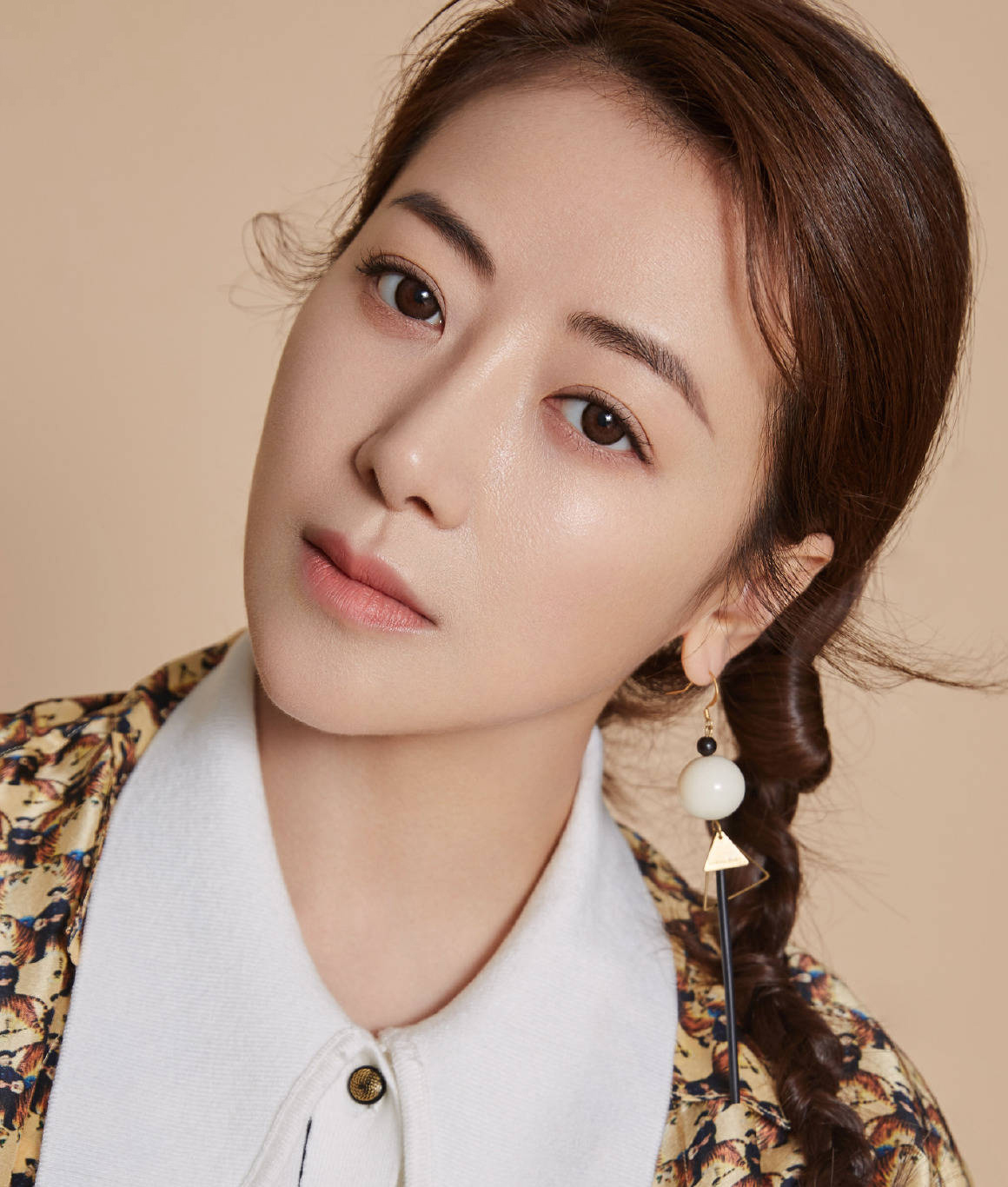 陈紫函摩登写真曝光 炫酷造型引领新时尚