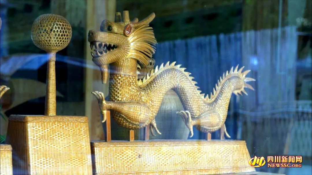 从成都出发向西驱车百余里,就能来到这中国民间艺术(竹编)之乡--道明