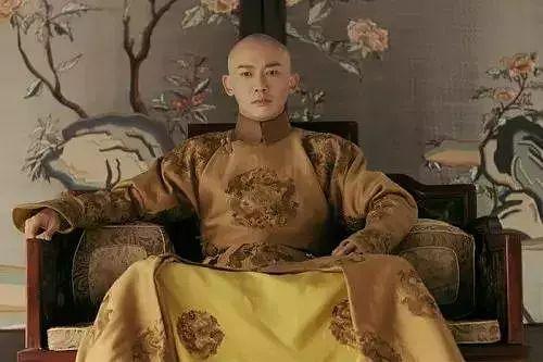 霍建华坐姿仪态被吐槽不如聂远,背后原因让人心疼!