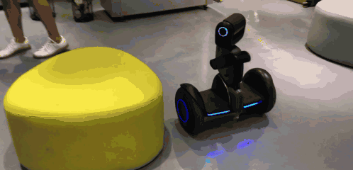 这和与智能音箱或者其他只能在家里使用的玩具机器人很不一样