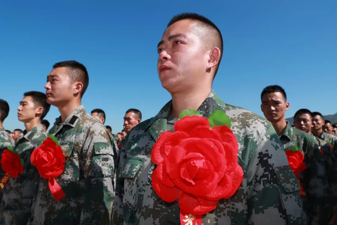 "候车厅内,正在该旅蹲点的集团军政治工作部主任黄绪鸿紧紧握着战士们