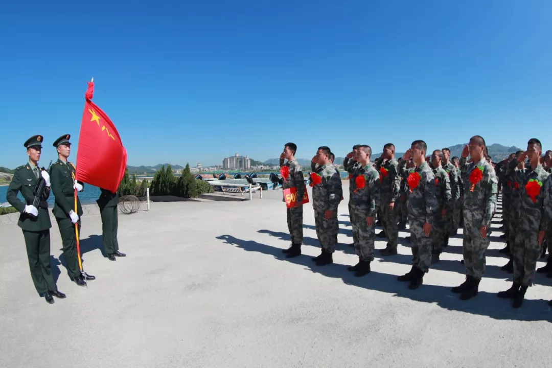 "候车厅内,正在该旅蹲点的集团军政治工作部主任黄绪鸿紧紧握着战士们