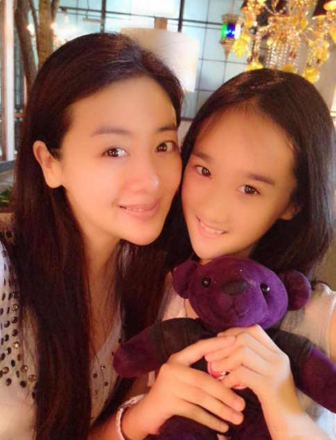 小李琳和前夫所生女儿跟经超结婚前,李佳璘与大学老师李雪涛有过一段