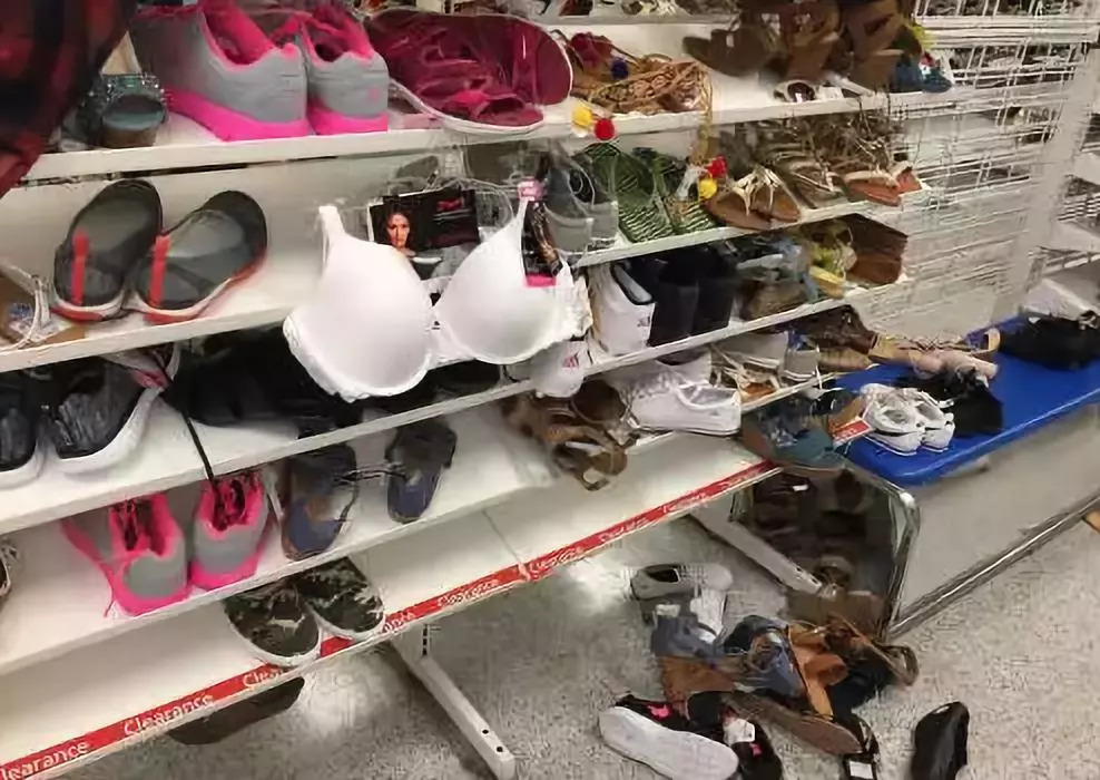 滚动 它是美国的罗斯百货(ross stores),堪称"最垃圾"的百货商店.